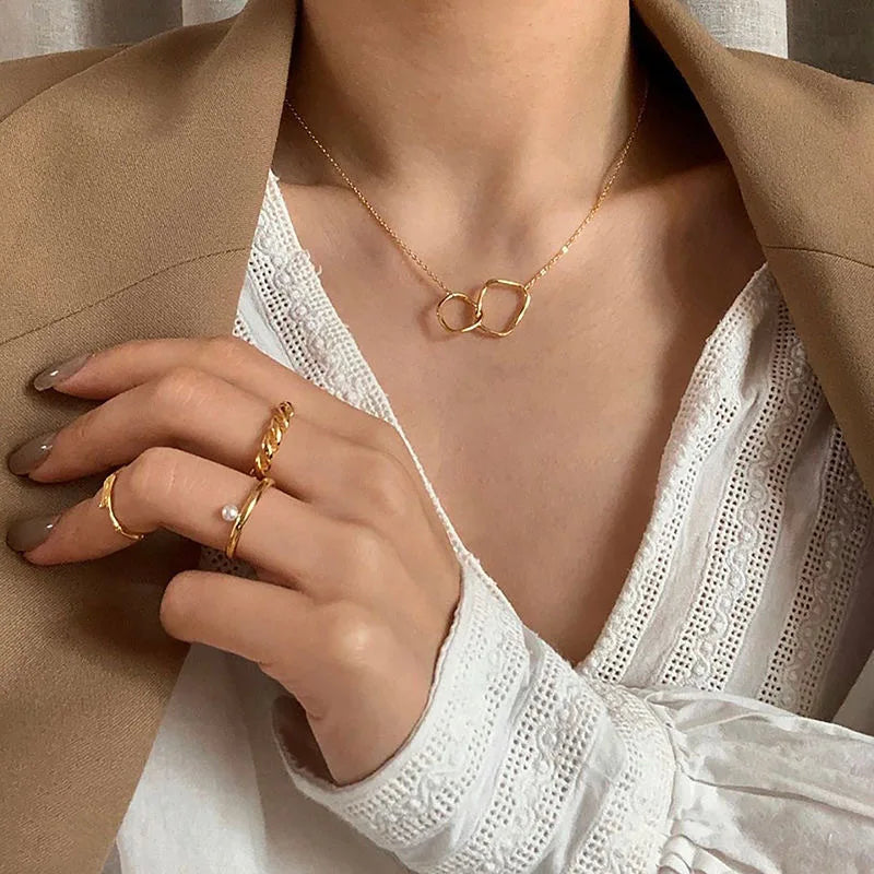 Elegante Butterfly Halskette – Minimalistischer Gold Schmuck