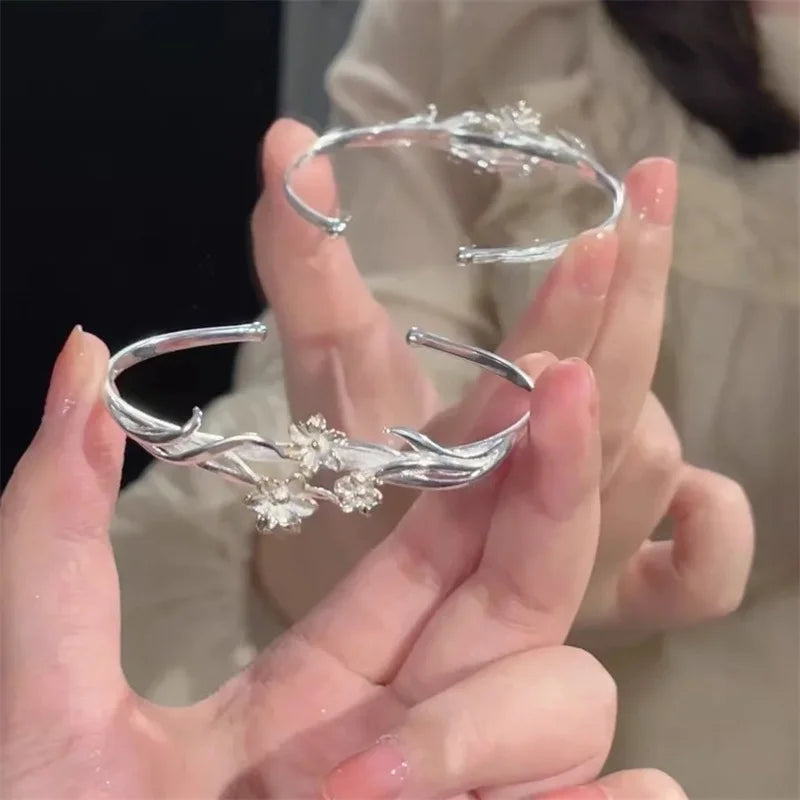 Veluna Blossom Pearl Cuff – Eleganter Silber Armreif mit Perlen