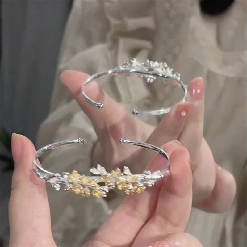 Veluna Blossom Pearl Cuff – Eleganter Silber Armreif mit Perlen