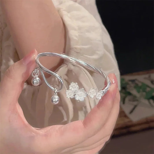 Veluna Blossom Pearl Cuff – Eleganter Silber Armreif mit Perlen
