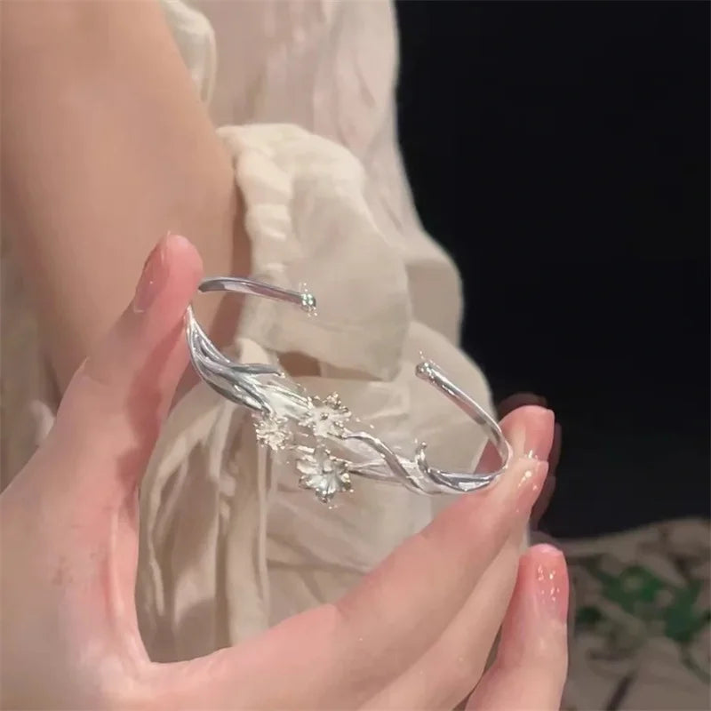 Veluna Blossom Pearl Cuff – Eleganter Silber Armreif mit Perlen